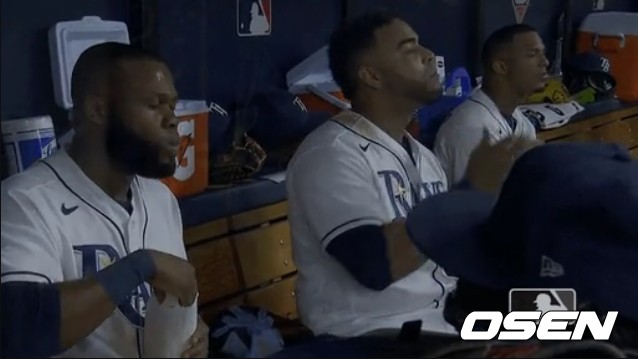 [사진] 8일 열린 아메리칸 리그 디비전 시리즈 1차전 탬파베이와 보스턴의 경기 7회서 팝콘을 먹고 있는 넬슨 크루즈(가운데)와 마누엘 마고(왼쪽). <MLB.com 캡처>