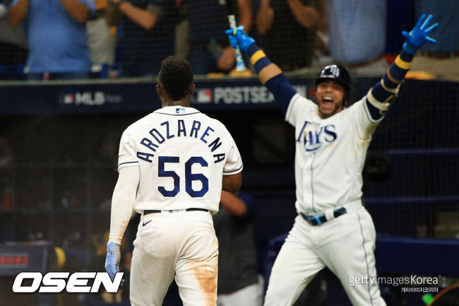[사진] 8일 트로피카나 필드에서 열린 보스턴과의 아메리칸 리그 디비전 시리즈 1차전 7회서 홈스틸을 성공시키고 들어오는 랜디 아로자레나를 맞이하는 넬슨 크루즈. ⓒGettyimages(무단전재 및 재배포 금지)