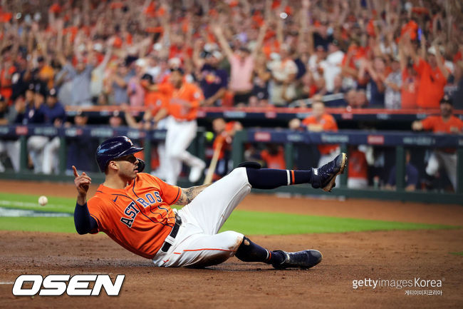 [사진] 휴스턴 카를로스 코레아가 2회 채스 맥코믹의 희생플라이에 홈으로 달려 득점을 올리고 있다.  ⓒGettyimages(무단전재 및 재배포 금지)