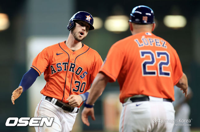 [사진] 휴스턴 카일 터커(왼쪽)가 7회 쐐기 홈런을 터뜨리며 3루 베이스를 돌고 있다. ⓒGettyimages(무단전재 및 재배포 금지)