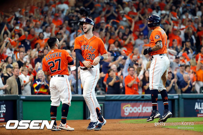 [사진] 휴스턴 카일 터커(가운데)가 7회 홈런을 치고 난 뒤 호세 알투베와 기뻐하고 있다. ⓒGettyimages(무단전재 및 재배포 금지)