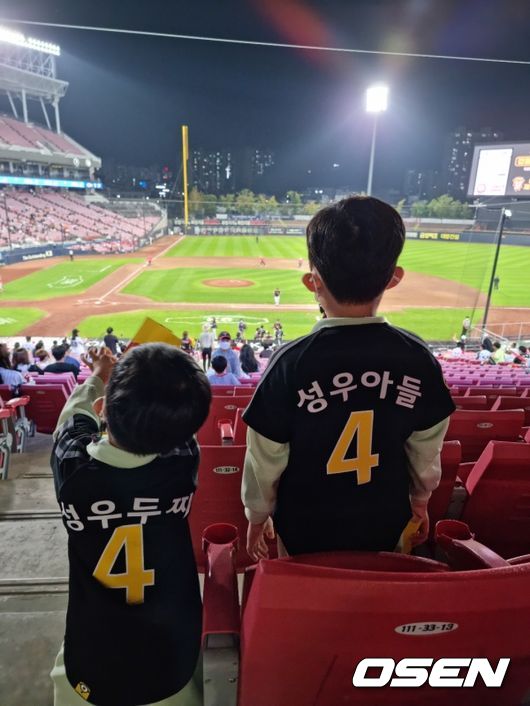아빠가 나오기를 기다리는 첫째 찬휘(오른쪽)와 둘째 준휘.