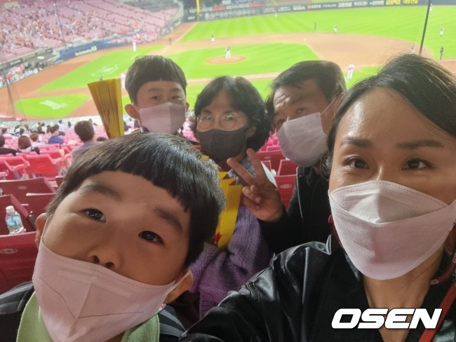 아내 나보리씨와 가족들.