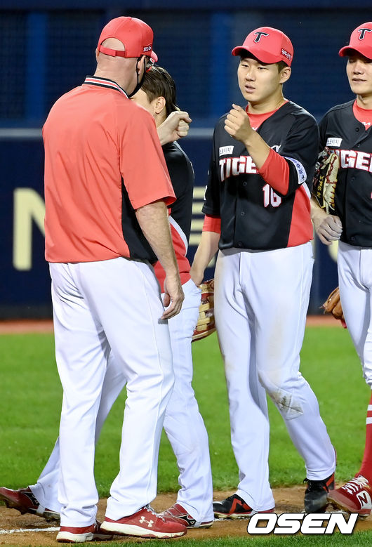 맷 윌리엄스 감독과 최원준이 승리를 축하하고 있다./OSEN DB