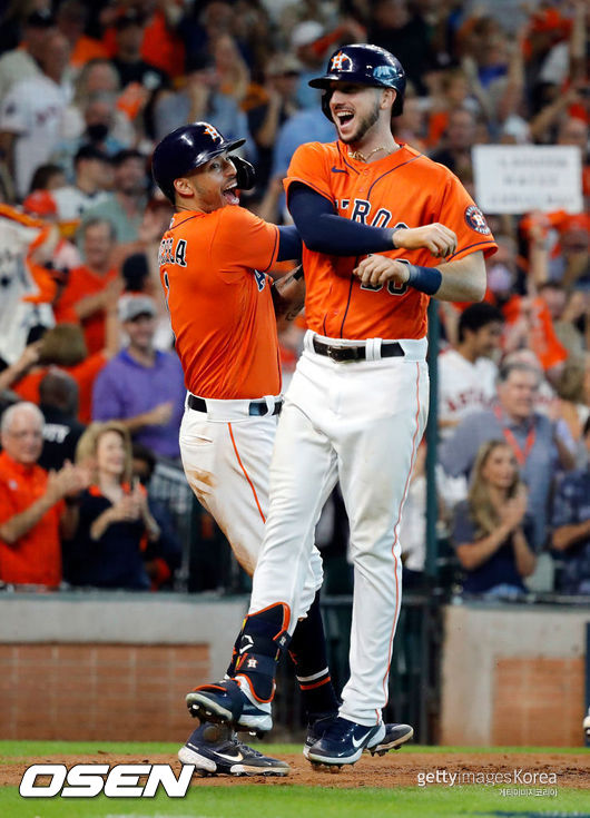 [사진] 휴스턴 카일 터커(오른쪽)가 7회 홈런을 치고 난 뒤 카를로스 코레아와 기뻐하고 있다. ⓒGettyimages(무단전재 및 재배포 금지)