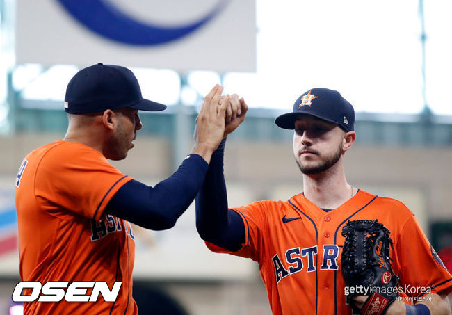 [사진] 휴스턴 카일 터커(오른쪽)가 카를로스 코레아와 하이파이브를 하고 있다. ⓒGettyimages(무단전재 및 재배포 금지)
