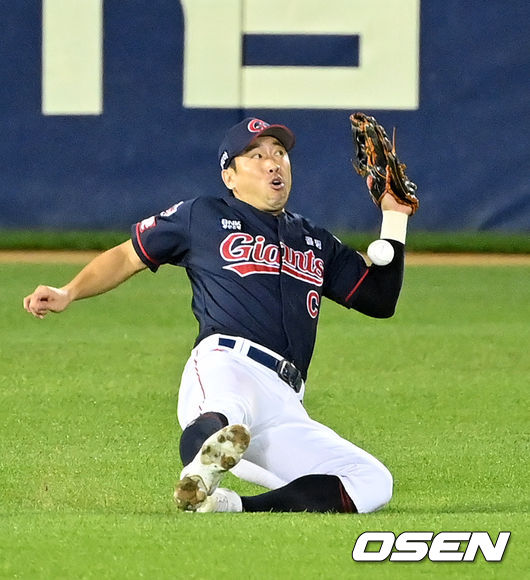 4회말 1사 1,3루에서 두산 안재석의 좌익수 플라이 타구를 롯데 전준우가 슬라이딩 캐치를 시도했지만 아쉽게 놓치고 있다. 2021.10.08 /jpnews@osen.co.kr