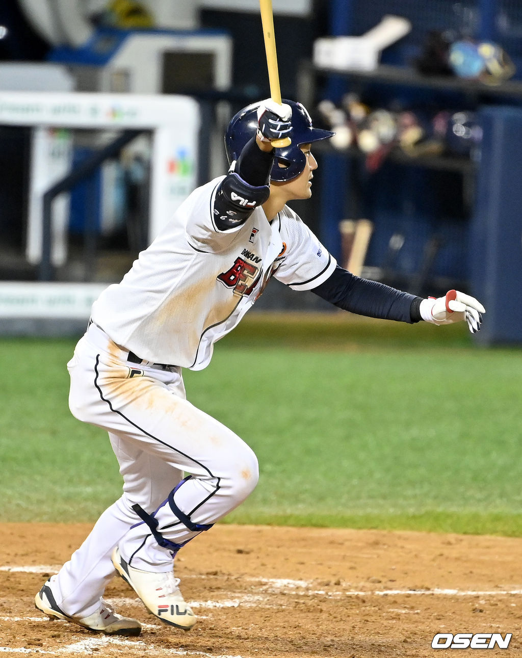 좌익수 플라이 타구를 바라보는 두산 안재석. 2021.10.08 /jpnews@osen.co.kr