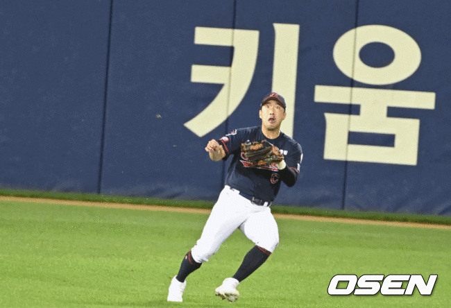 전준우의 글러브에 들어갔다 튕겨 나오는 볼. 2021.10.08 /jpnews@osen.co.kr