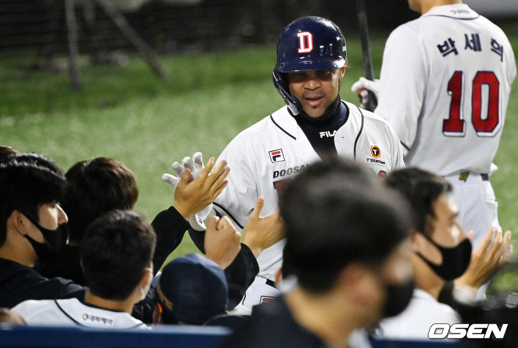 희생플라이로 착각해 태그업를 통해 득점에 성공한 페르난데스가 동료선수들과 하이파이브를 하고 있다. 2021.10.08 /jpnews@osen.co.kr