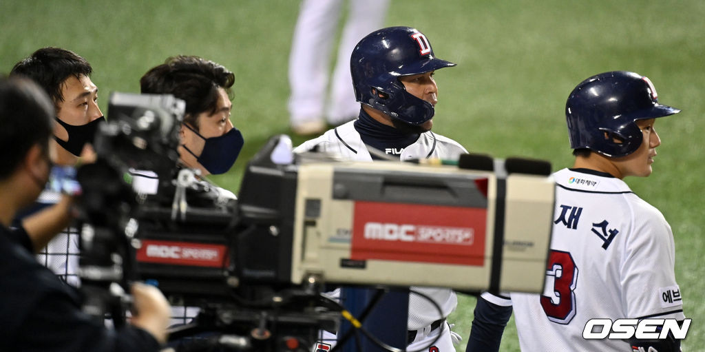 이상함을 감지한 두산 페르난데스와 동료선수들. 2021.10.08 /jpnews@osen.co.kr