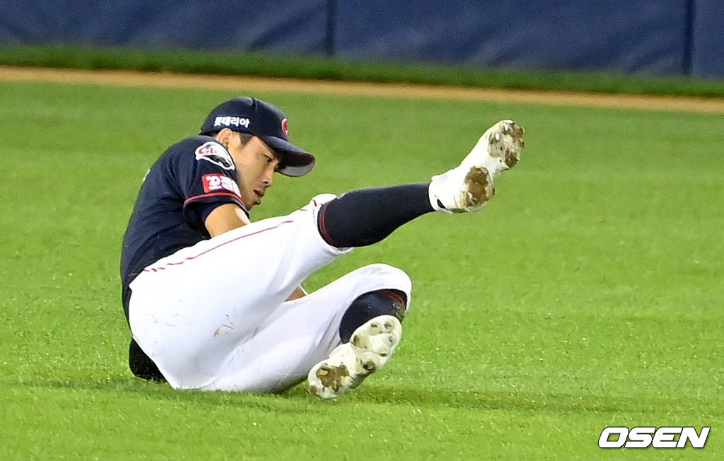 전준우가 포구를 못하고 그라운드에 볼이 떨어진 것을 확인. 2021.10.08 /jpnews@osen.co.kr
