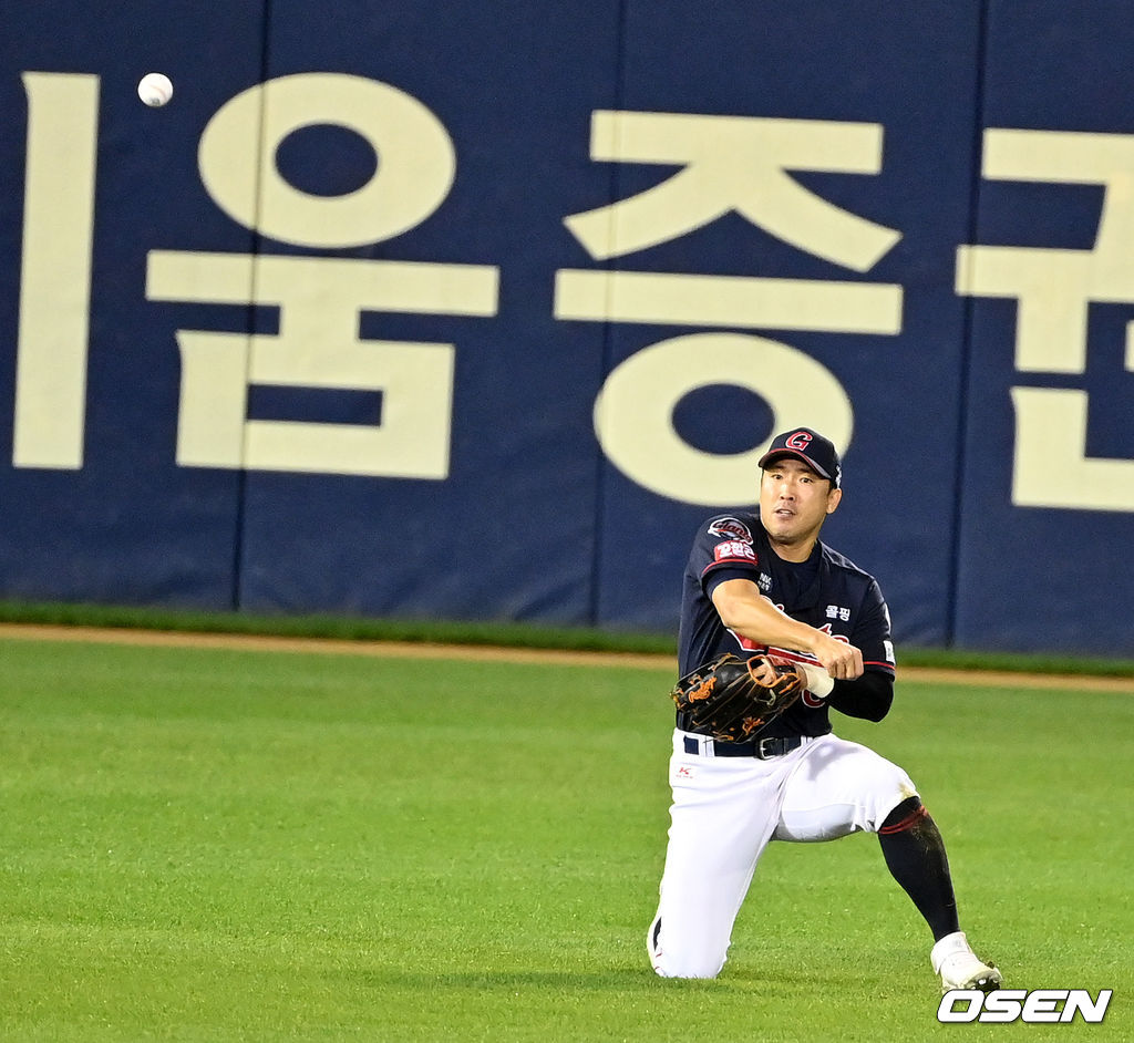 재빠르게 2루로 송구. 2021.10.08 /jpnews@osen.co.kr