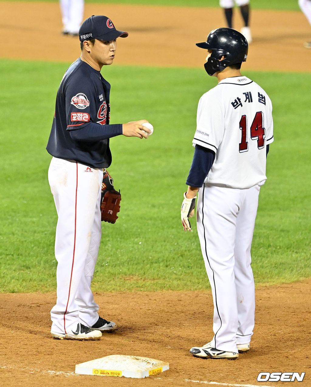 전준우가 포구한 줄 알고 1루에 그대로 서있던 박계범은 포스아웃 되자 정훈과 상황 파악중. 2021.10.08 /jpnews@osen.co.kr