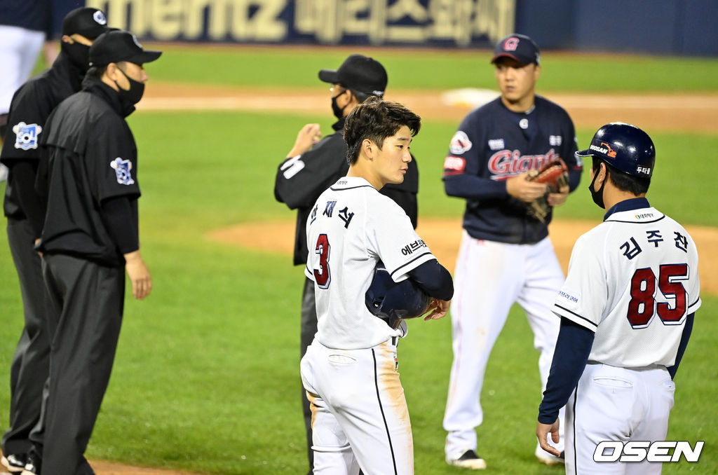 1루 베이스를 밟지 않고 더그아웃으로 향했던 안재석 또한 다시 그라운드로 나와 김주찬 코치와 상황을 파악중. 2021.10.08 /jpnews@osen.co.kr