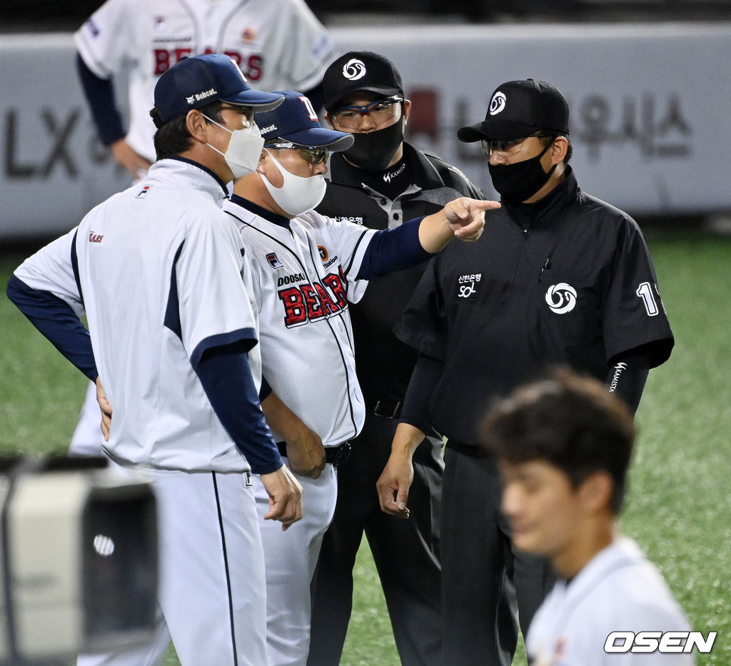 두산 김태형 감독의 항의. 2021.10.08 /jpnews@osen.co.kr