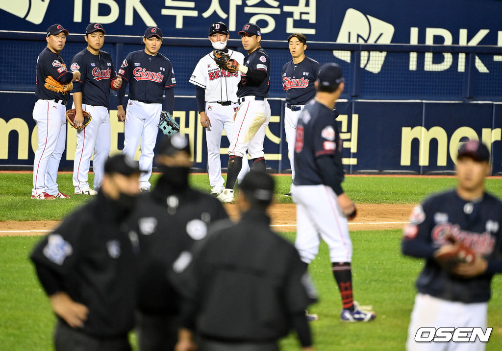 전준우를 비롯한 롯데 선수들은 상황을 이미 파악하고. 2021.10.08 /jpnews@osen.co.kr