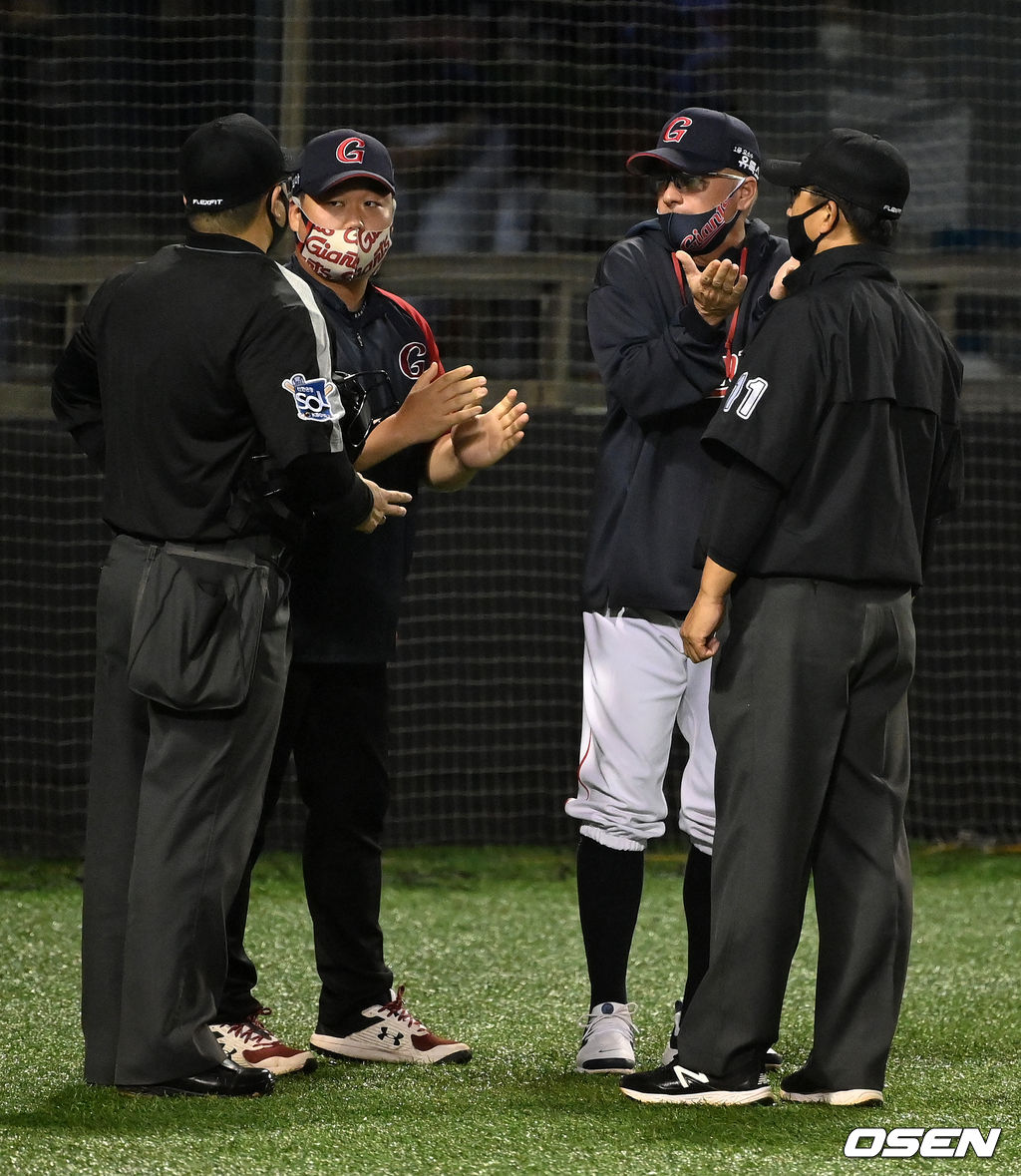 롯데 서튼 감독의 이의 제기. 2021.10.08 /jpnews@osen.co.kr