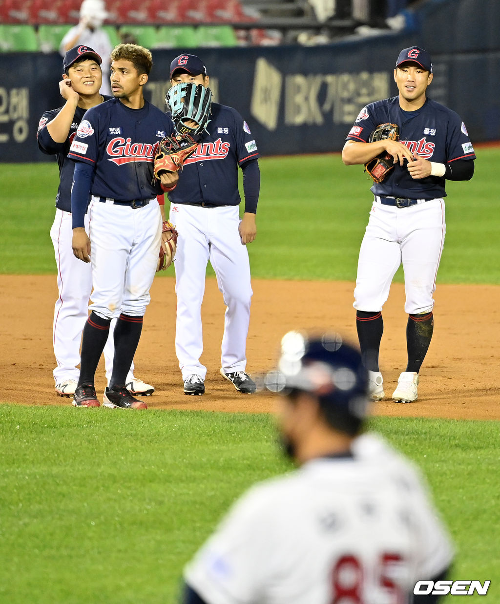 판정 결과를 지켜보며 미소짓는 롯데 전준우와 동료선수들. 2021.10.08 /jpnews@osen.co.kr