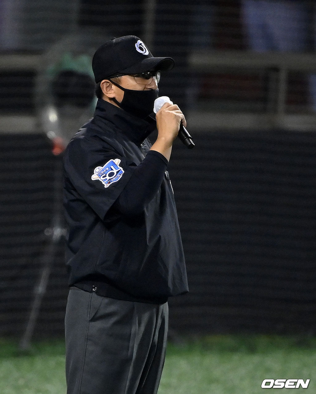 판정에 대해 재차 설명하는 심판진. 2021.10.08 /jpnews@osen.co.kr