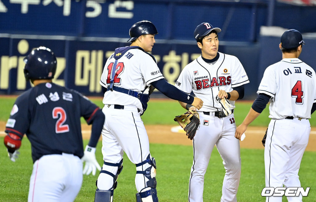 경기를 마치고 두산 선수들이 승리를 기뻐하고 있다. 2021.10.08 /jpnews@osen.co.kr