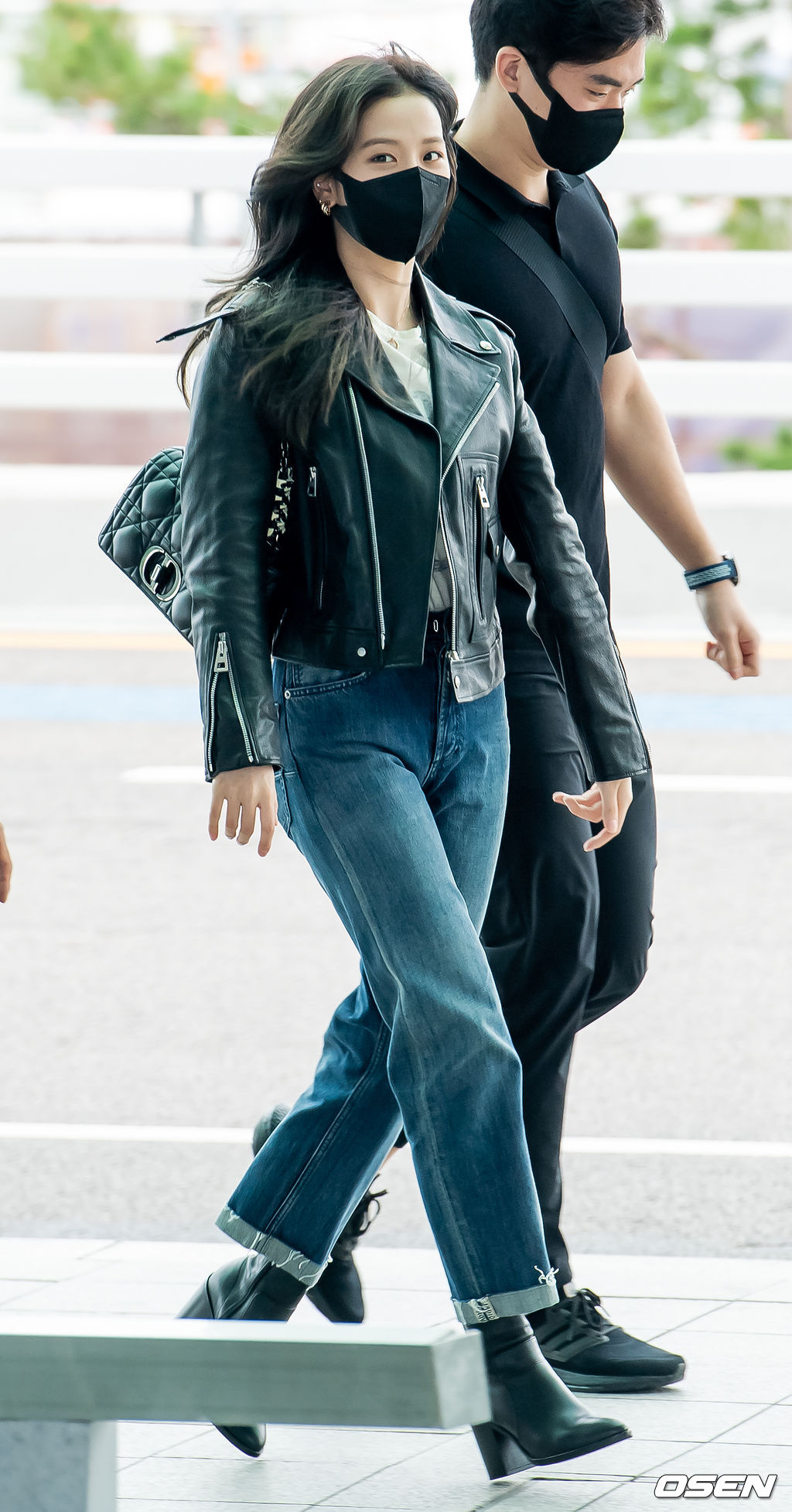 블랙핑크 지수가 출국장으로 향하며 포즈를 취하고 있다. 21.09.25/rumi@osen.co.kr