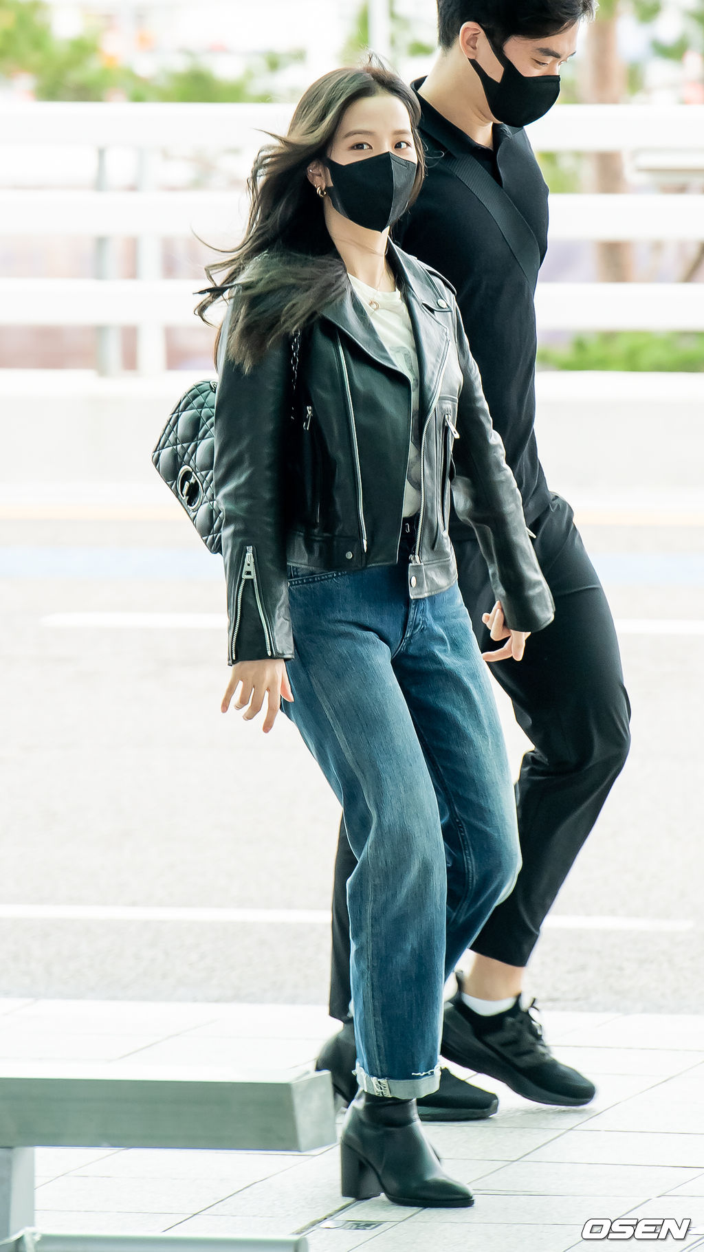 블랙핑크 지수가 출국장으로 향하며 포즈를 취하고 있다. 21.09.25/rumi@osen.co.kr