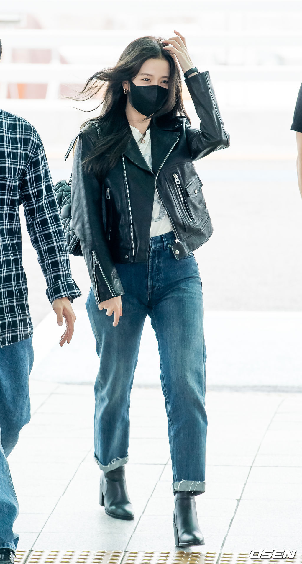 블랙핑크 지수가 출국장으로 향하며 포즈를 취하고 있다. 21.09.25/rumi@osen.co.kr