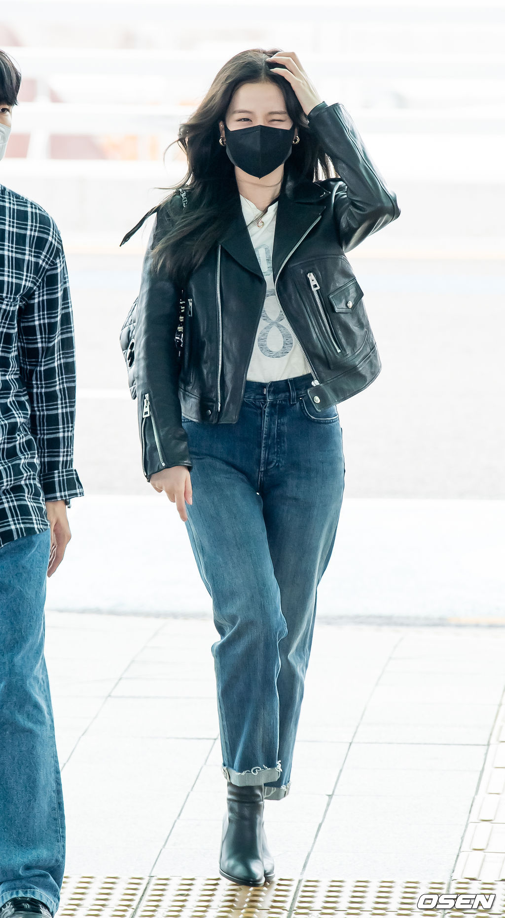 블랙핑크 지수가 출국장으로 향하며 포즈를 취하고 있다. 21.09.25/rumi@osen.co.kr