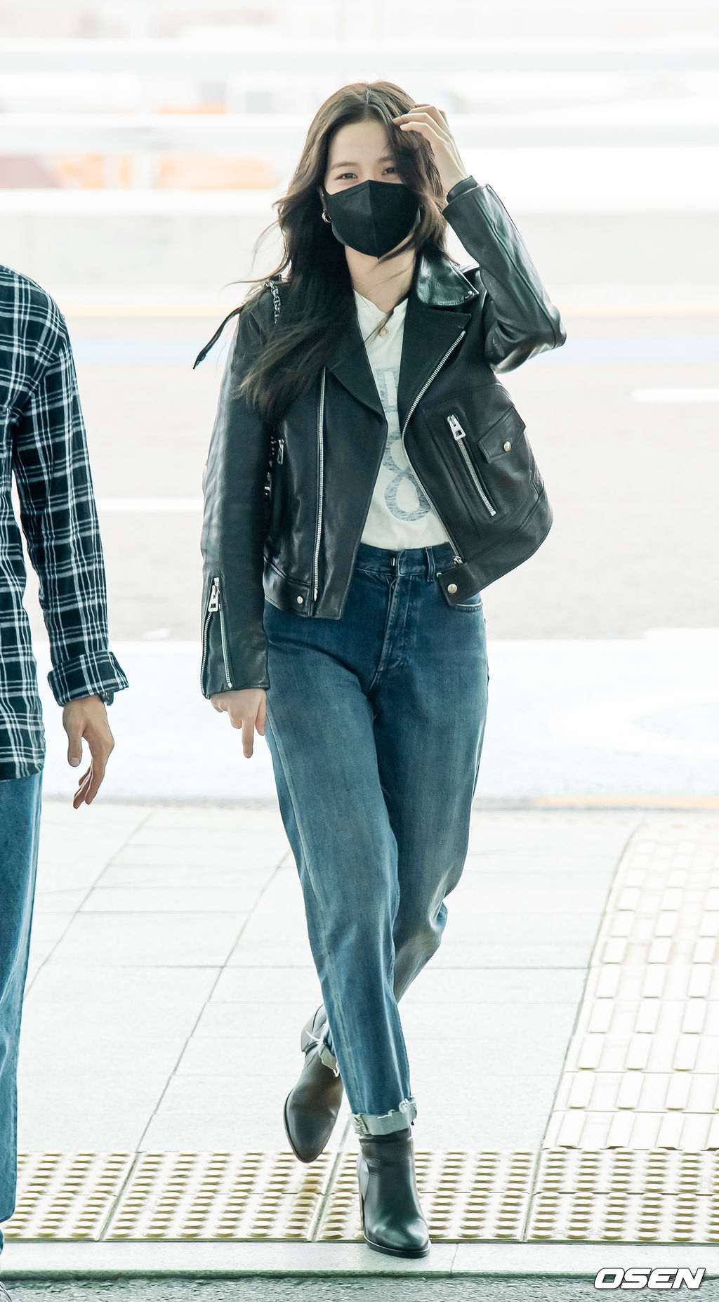 블랙핑크 지수가 출국장으로 향하며 포즈를 취하고 있다. 21.09.25/rumi@osen.co.kr