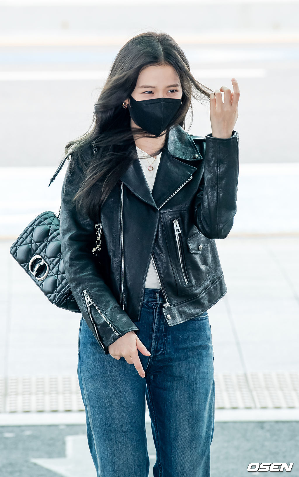 블랙핑크 지수가 출국장으로 향하며 포즈를 취하고 있다. 21.09.25/rumi@osen.co.kr