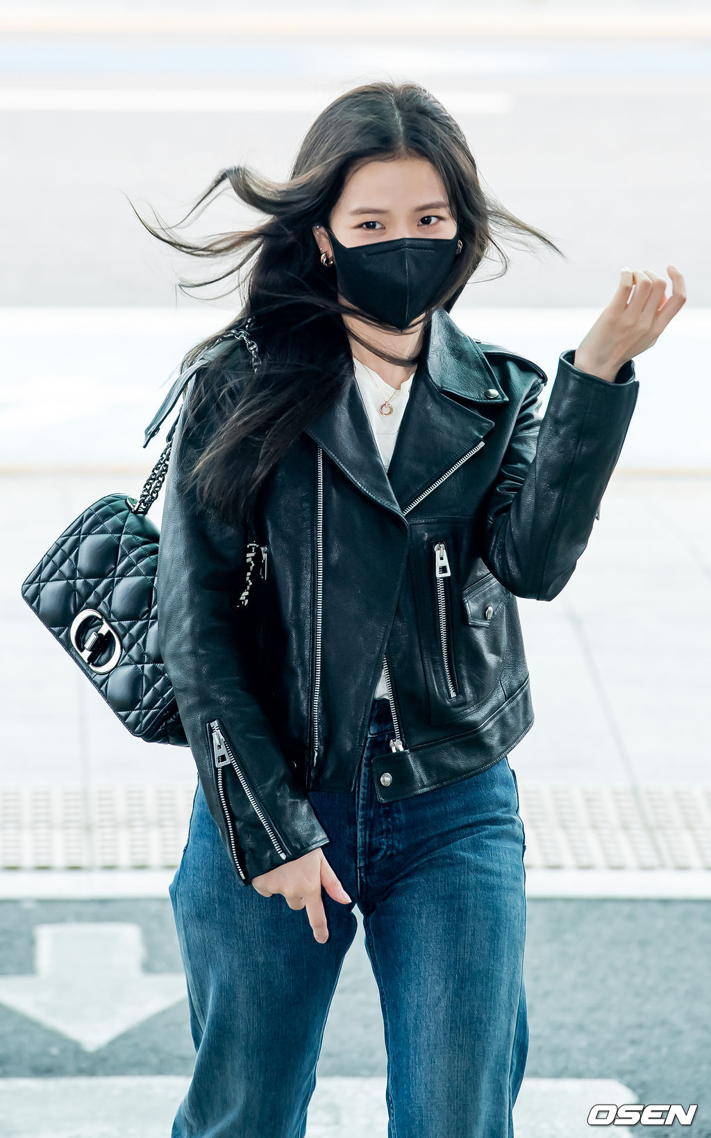 블랙핑크 지수가 출국장으로 향하며 포즈를 취하고 있다. 21.09.25/rumi@osen.co.kr
