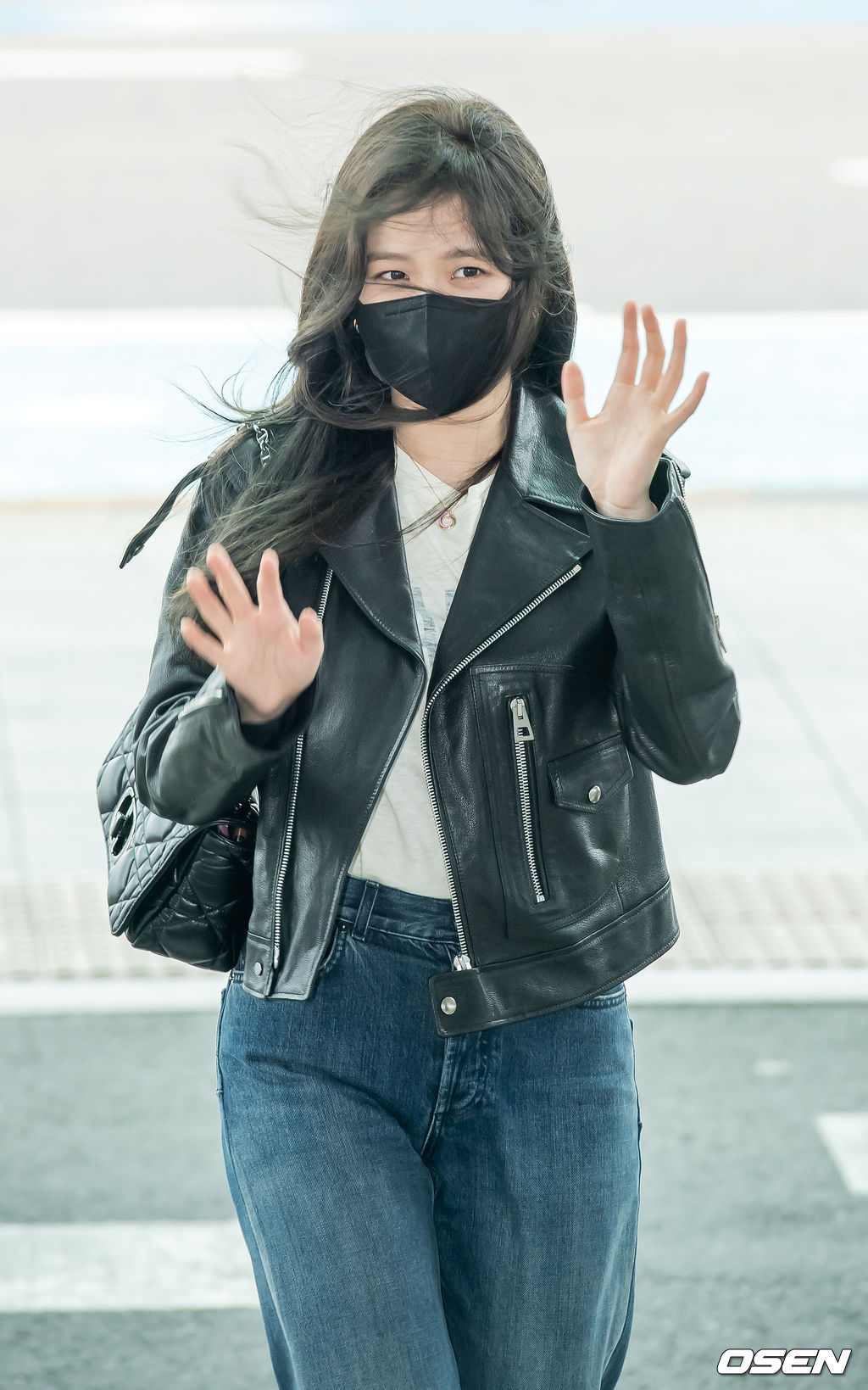 블랙핑크 지수가 출국장으로 향하며 포즈를 취하고 있다. 21.09.25/rumi@osen.co.kr