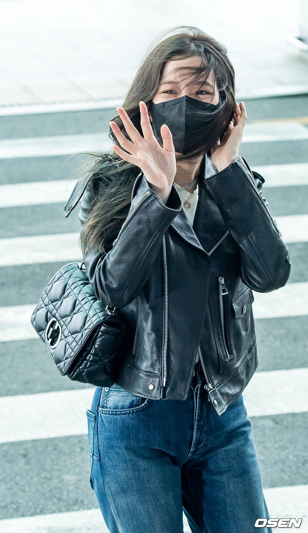 블랙핑크 지수가 출국장으로 향하며 포즈를 취하고 있다. 21.09.25/rumi@osen.co.kr