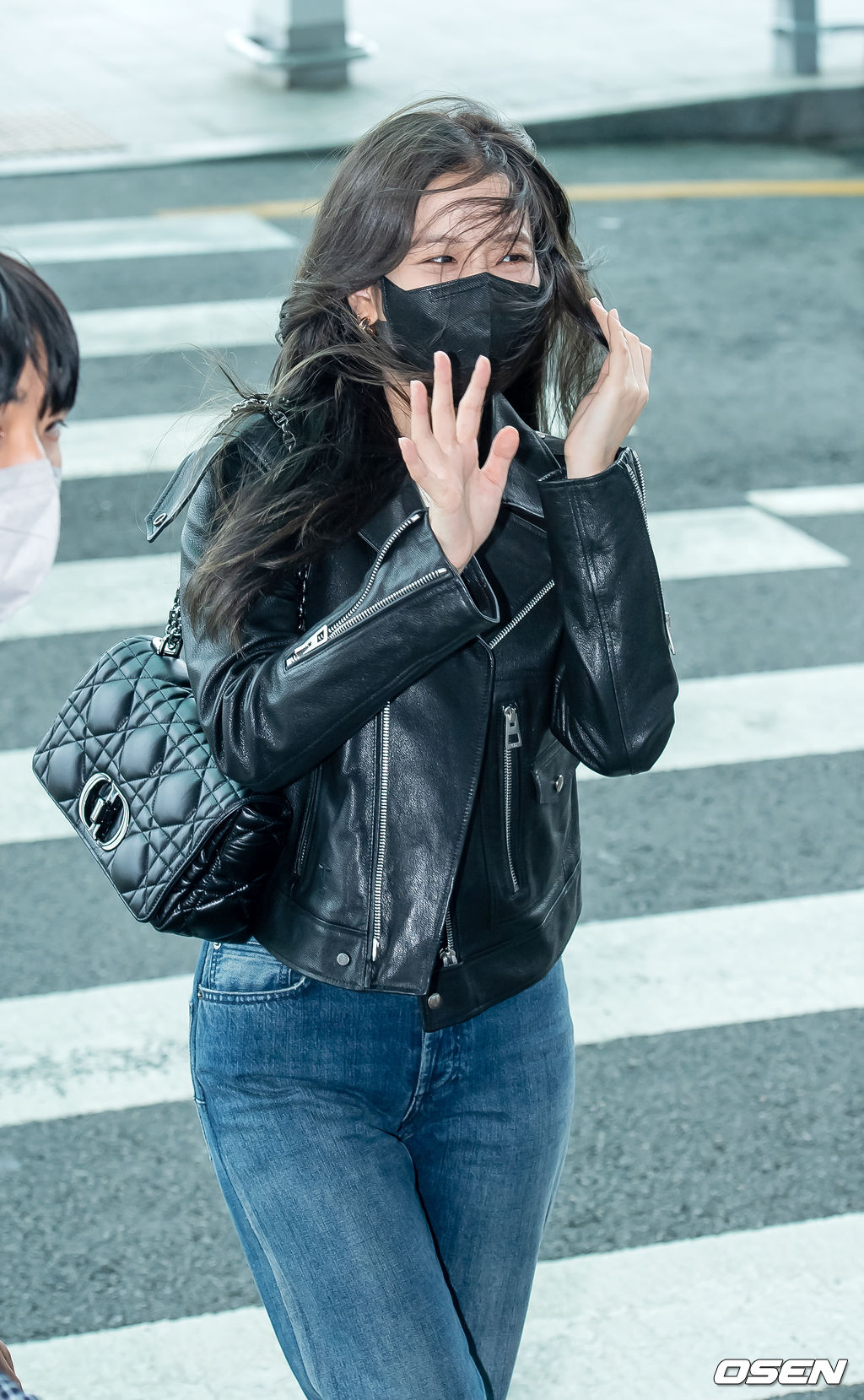 블랙핑크 지수가 출국장으로 향하며 포즈를 취하고 있다. 21.09.25/rumi@osen.co.kr