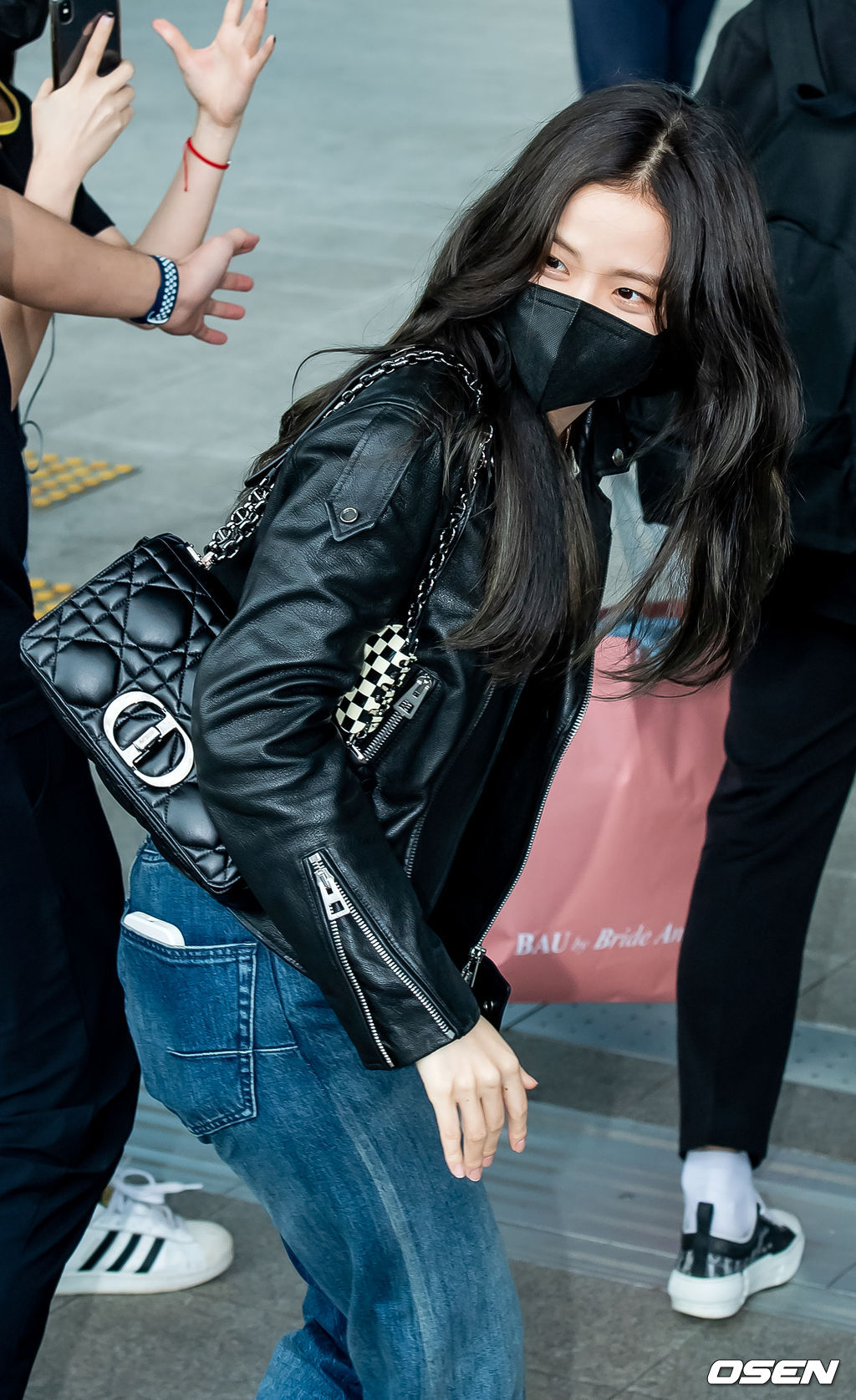 블랙핑크 지수가 출국장으로 향하며 포즈를 취하고 있다. 21.09.25/rumi@osen.co.kr