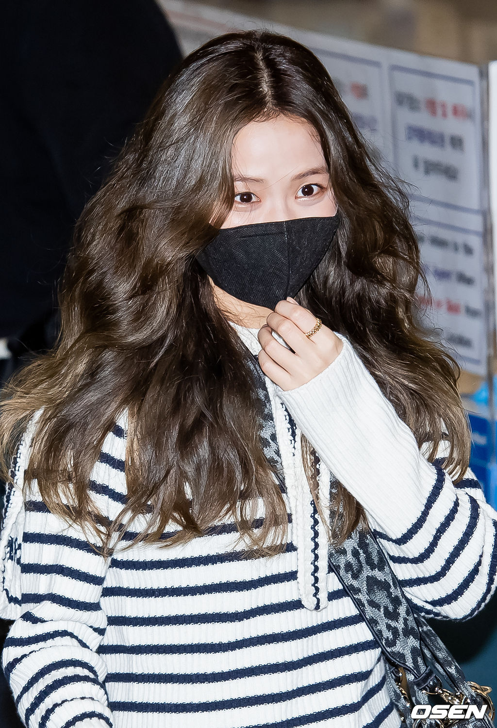 블랙핑크 지수가 입국장을 통해 귀국하고 있다. 21.10.05 /rumi@osen.co.kr