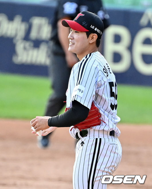 2회초 무사 1루에서 LG 임준형이 KT 장성우를 병살 처리하며 미소짓고 있다. 2021.10.09 /jpnews@osen.co.kr