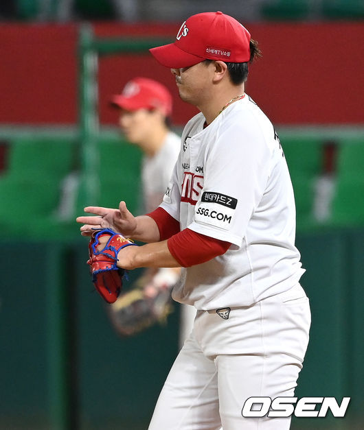 6회초 2사 1루 상황 SSG 선발 조영우가 롯데 전준우를 내야 땅볼로 이끈 뒤 기뻐하고 있다. 2021.10.09 / dreamer@osen.co.kr