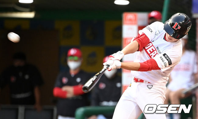 2회말 2사 주자없는 상황 SSG 박성한이 선제 우월 솔로포를 날리고 있다. 2021.10.09 / dreamer@osen.co.kr