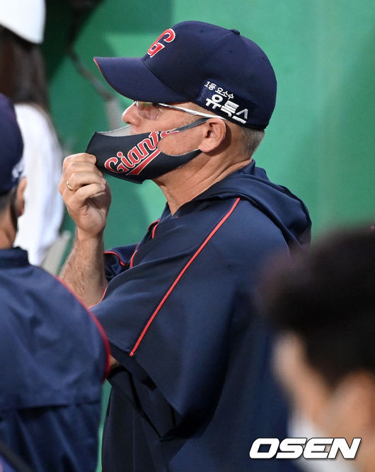 9회초 공격을 앞둔 롯데 서튼 감독이 마스크를 고쳐쓰고 있다. 2021.10.09 / dreamer@osen.co.kr