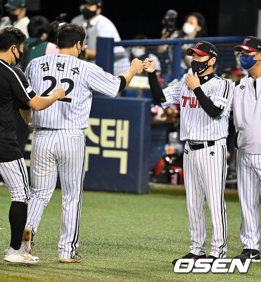 경기를 마치고 LG 류지현 감독과 김현수가 승리 하이파이브를 하고 있다. 2021.10.09 /jpnews@osen.co.kr