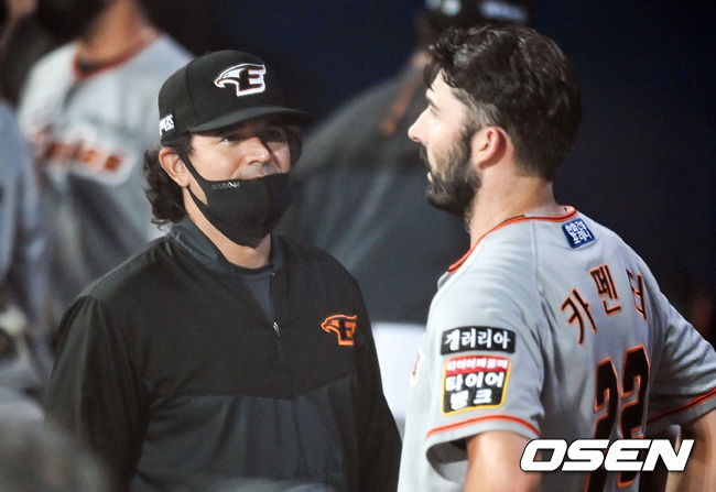 한화 수베로 감독이 카펜터(오른쪽)와 이야기를 하고 있다. /OSEN DB