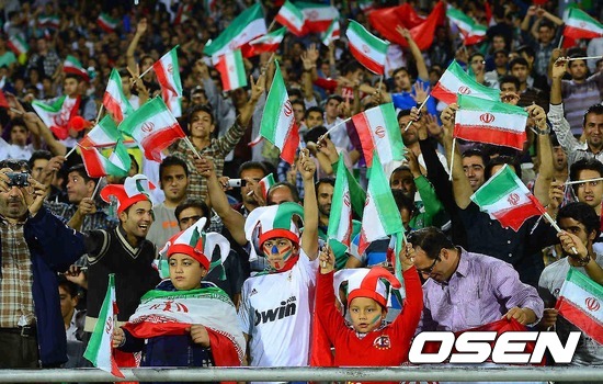 '2014 브라질 월드컵 최종예선' 4차전 한국과 이란의 경기가 열린 이란 테헤란 아자디 스타디움에서 이란 팬들이 광적인 응원을 펼치고 있다.