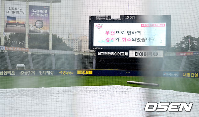 10일 열릴 예정이던 KT-LG 경기가 가을비로 인해 취소됐다. 우천 취소를 알리는 전광판의 모습. / dreamer@osen.co.kr