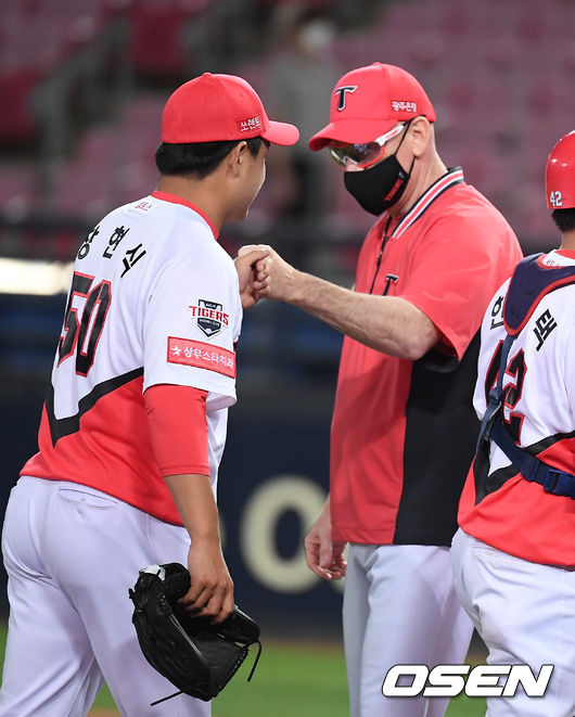 KIA 타이거즈 장현식(왼쪽)이 맷 윌리엄스 감독과 하이파이브를 하고 있다. /OSEN DB