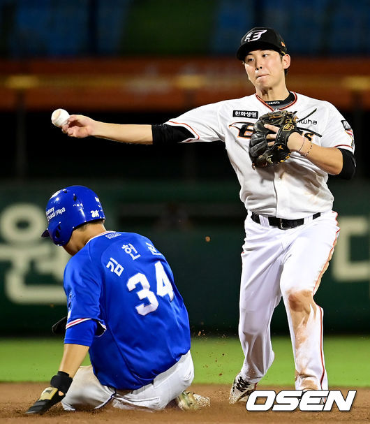 한화 2루수 정은원이 1루 주자 김헌곤을 포스아웃시킨 뒤 1루로 송구하고 있다. /OSEN DB