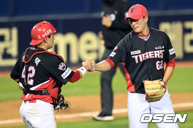 KIA 투수 정해영(오른쪽)이 경기 종료 후 포수 한승택과 승리의 기쁨을 나누고 있다. /OSEN DB