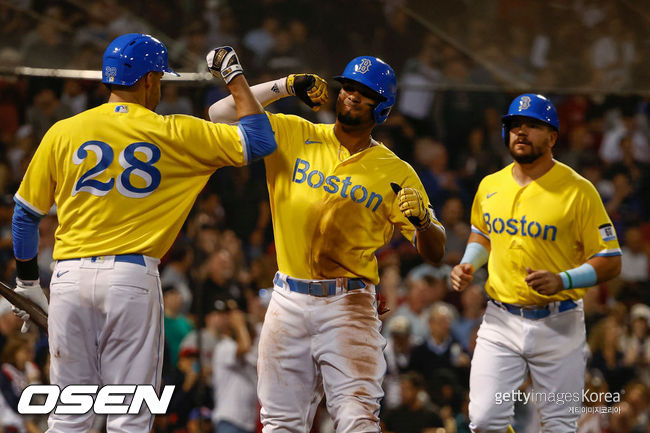 [사진] 지난 9월 22일 뉴욕 메츠와의 홈경기에서 시티 커넥트 유니폼을 입고 투런 홈런을 친 젠더 보가트(가운데)가 J.D. 마르티네스(28번)로부터 축하를 받고 있는 모습.ⓒGettyimages(무단전재 및 재배포 금지)
