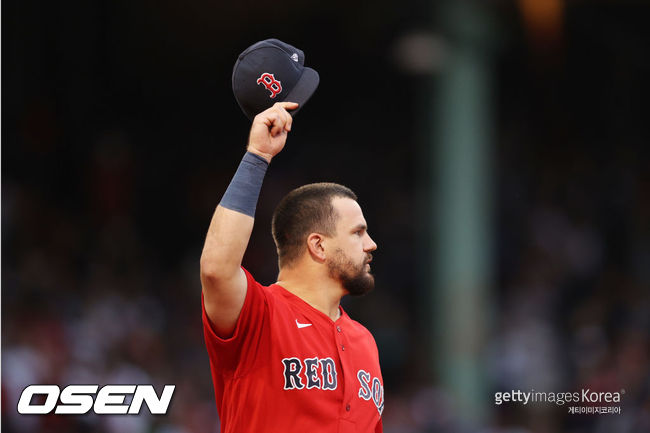 [사진] 보스턴의 카일 슈워버가 11일(한국시간) 펜웨이 파크에서 벌어진 탬파베이와의 아메리칸리그 디비전시리즈 3차전 4회서 최지만의 타구를 처리한 뒤 관중들의 박수에 모자를 벗어 인사하고 있다. ⓒGettyimages(무단전재 및 재배포 금지)